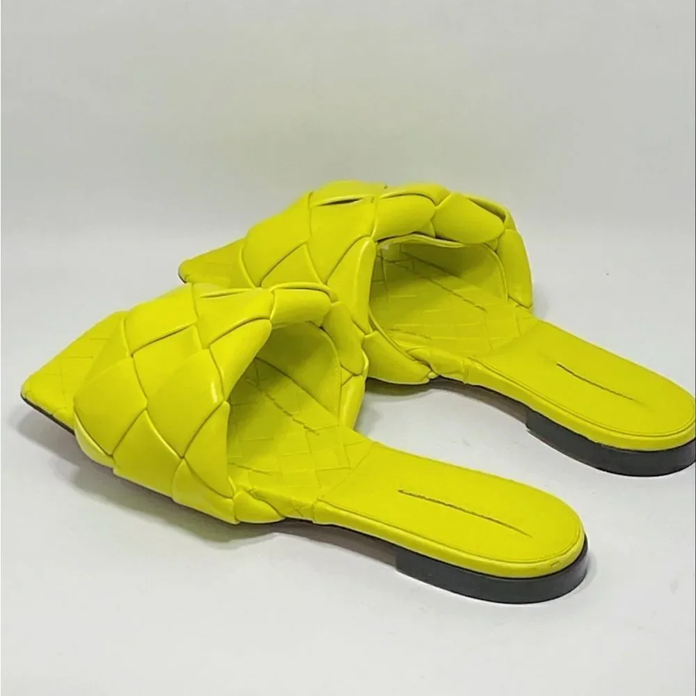 Bottega Veneta Lido Flat Leather Sandals